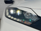 【LEDヘッドライト】悪天候や夜間走行時も良好な視界を確保し安心して運転できる高輝度LEDヘッドライトを装備!点灯速度が早く、消費電力も抑えられています。