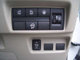 運転席右側には電動スライドドア等の各種スイッチがまとめられています!