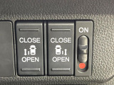 【両側パワースライドドア】スマートキーや運転席のスイッチで後席両側スライドドアの開閉が可能♪電動だから力を入れてドアを開ける必要が無く、小さなお子様でも簡単に開け閉めでき快適です♪