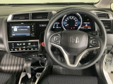 【ハンドル】運転にかかわる様々な操作を安全に行えるように視点移動が少なく操作性に配慮されたスイッチ類が凝縮されたコックピットです。
