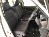 運転席の座面高さを調整できるシートリフターが付いています。フロントシートはベンチシートを採用で、座面も広く使い勝手もいいですよ♪