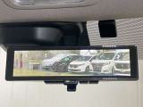 【インテリジェント ルームミラー】車両後方のカメラ映像をミラー面に映し出すので、車内の状況や、天候などに影響されずいつでもクリアな後方視界が得られます!