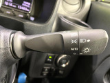 【オートライト】周りの明るさに応じて自動でヘッドライトの点灯・消灯ができる機能です!ライトの付け忘れ・消し忘れなどが無くなり、雨の日や夕方の走行も安心!トンネル通過時も便利ですね♪