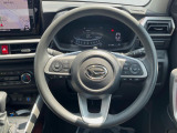 インテリアに合わせたデザインのステアリングは、運転される方のことも考え、運転しやすい形状、大きさです。是非一度、実際に触ってお確かめください。