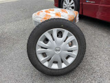 【冬タイヤ車載】雪や氷の上でも優れた制動力と操縦安定性を発揮。スタッドレスタイヤが冬の悪路での事故リスクを低減し、安心感を提供します。