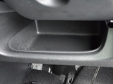 運転席周辺の収納も充実したドライバーズロアポケット。細かな使い勝手にも配慮されています。