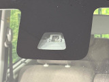 【スマートアシスト】走行中に前方の車両等を認識し、衝突しそうな時は警報とブレーキで衝突回避と被害軽減をアシスト。より安全にドライブをお楽しみいただけます。