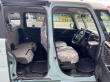 運転席はくつろぎのプライベート空間! 車内をクリーニングしてお待ちしております!