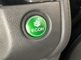 ECON モードをON にするとアクセルペダルの動きに対するエンジンの反応とエアコンの制御を切り換えることで、燃費のいい運転をするドライバーがペダルを踏んだ時と同じようにエンジンを制御します。