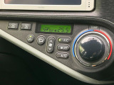【オートエアコン】一度お好みの温度に設定すれば、車内の温度を検知し風量や温度を自動で調整。暑い&hellip;寒い&hellip;と何度もスイッチ操作をする必要はありません。快適な車内空間には必須の機能ですね♪