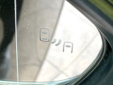 【ブラインドスポットモニター】走行中、ドアミラーの死角になりやすい箇所に後続車が接近するとサイドミラーのレンズに警告を表示!ドライバーに注意喚起をしてくれます。