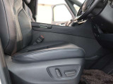 パワーシート搭載。微妙な調整が手軽にでき、ピッタリなポジションで運転することが可能です。