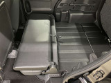 ☆後部座席を倒すと大きな荷物も積めるスペースに☆