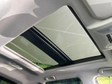 【サンルーフ】開放感たっぷりの希少装備、サンルーフが装着されています!車内に明かりを取り入れたり景色を楽しむ以外にも、車内の空気も簡単に換気できて快適です!