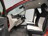 【フロントシート】ホールド感のあるシート。長時間の運転でも疲れにくく、毎日の通勤や長距離のお出かけも快適にサポート。落ち着いた配色です。
