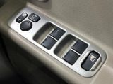 【電動格納ミラー】サイドミラーは電動格納式となっており、狭い駐車場でもキズがつくリスクを抑えられます。