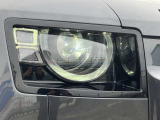 【マトリックスLEDヘッドライト】メインビームを微細な縦のストライプに分割することで、対向車の周囲だけをハイビームで照らして視認性を向上。対向車の前方は暗くすることでまぶしさを与えないように調整します。