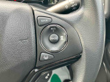 【アダプティブクルーズコントロール(ACC)】予め設定した車速内で自動的に加減速の支援を行います。ステアリングのスイッチを操作することで設定車速を変えたり、前走車との車間距離の設定が可能です。