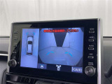 パノラミックビューモニターを装備。駐車場や交差点でクルマを真上から見るように周囲を確認できます。機能の詳細は販売店スタッフまでおたずねください。