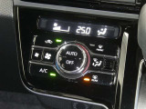 【オートエアコン】車内温度を感知して自動で温度調整をしてくれるのでいつでも快適な車内空間を創り上げます!どの席に座っても快適なドライブが楽しめます♪