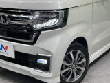 【LEDヘッドライト】悪天候や夜間走行時も良好な視界を確保し安心して運転できる高輝度LEDヘッドライトを装備!点灯速度が早く、消費電力も抑えられています。