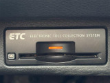 【ETC】有料道路を利用する際に料金所で停止することなく通過できる、ETC車載器(ノンストップ自動料金収受システム機器)が装備されています。セットアップを行うことで利用可能になります。