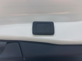 パワーバックドアです。荷物を持っていても、ボタンを押すだけで簡単に開閉ができます。