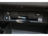 【ETC】 高速道路料金所での小銭の出し入れや雨天時における窓の開け閉めなどの煩わしさが解消できます。料金所の通過もスムーズで快適ですよ。