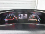 運転席のメータパネル類は常に視界に入る場所ですので、大事なチェックポイントです。ぜひ実際にご乗車ください。