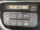 【オートエアコン】一度お好みの温度に設定すれば、車内の温度を検知し風量や温度を自動で調整。暑い&hellip;寒い&hellip;と何度もスイッチ操作をする必要はありません。快適な車内空間には必須の機能ですね♪