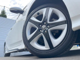 【純正17インチアルミホイール】外観にマッチした純正アルミホイールを装着しております。各種社外アルミホイールや、スタッドレスタイヤも取扱いしております。是非ご相談ください♪