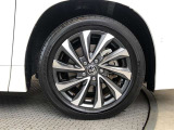 純正17インチアルミ!タイヤサイズは205/55R17です
