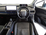 革巻きステアリングで快適な操作性の運転席です。