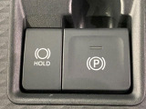 【電動パーキングブレーキ】パーキングブレーキは便利な電動式!ボタン一つで操作でき、アクセルを踏めば自動で解除されます♪レバーやペダルが無いので運転席廻りもすっきりしますね♪