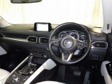 運転の際、常に目にする部分だけにシックで飽きのこないデザインが良いですね。