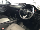 視線移動が少なくドライビングに専念できるコックピット。運転中に必要な「走行情報」とそれ以外の「便利・快適情報」を明確に分けてあるので情報を得る時に迷いを少なくしています。