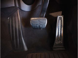 【ペダル】BMWはオルガン式アクセルペダルを採用しています。踏み込む足とペダルが同じ軌跡を描くため、かかとがずれにくく、アクセルコントロールがよりしやすくなるメリットがあります。