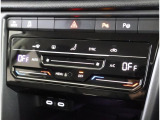 2ゾーンオートエアコン付きです!運転席側と助手席でそれぞれの温度調節が可能です!