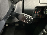 クルーズコントロール機能が付いています。 速度を設定するとアクセルを踏まなくても一定の速度で走ることができます。  高速道路ではとても便利な装置なんです。