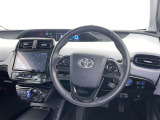 運転席まわりです。 各操作スイッチは使いやすい位置に配置されてます。