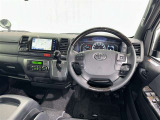 運転席まわりです。 各操作スイッチは使いやすい位置に配置されてます。