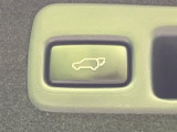 【パワーバックドア】スマートキーや運転席のボタンを押すだけでリアゲートが自動で開閉します!荷物を持っている時や、高い位置にあるバックドアを閉める際に便利な機能です♪