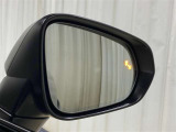 【ブラインドスポットモニター】ドアミラーでは確認しにくい後側方エリアに存在する車両をLEDインジケーターが点灯して教えてくれます☆