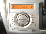 【オートエアコン】一度お好みの温度に設定すれば、車内の温度を検知し風量や温度を自動で調整。暑い&hellip;寒い&hellip;と何度もスイッチ操作をする必要はありません。快適な車内空間には必須の機能ですね♪