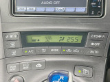 【オートエアコン】一度お好みの温度に設定すれば、車内の温度を検知し風量や温度を自動で調整。暑い&hellip;寒い&hellip;と何度もスイッチ操作をする必要はありません。快適な車内空間には必須の機能ですね♪