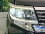 【LEDヘッドライト】悪天候や夜間走行時も良好な視界を確保し安心して運転できる高輝度LEDヘッドライトを装備!点灯速度が早く、消費電力も抑えられています。