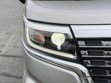 【LEDヘッドライト】悪天候や夜間走行時も良好な視界を確保し安心して運転できる高輝度LEDヘッドライトを装備!点灯速度が早く、消費電力も抑えられています。