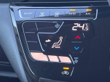 【オートエアコン】一度お好みの温度に設定すれば、車内の温度を検知し風量や温度を自動で調整。暑い&hellip;寒い&hellip;と何度もスイッチ操作をする必要はありません。快適な車内空間には必須の機能ですね♪