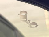 【ブラインドスポットモニター】走行中、ドアミラーの死角になりやすい箇所に後続車が接近するとサイドミラーのレンズに警告を表示!ドライバーに注意喚起をしてくれます。