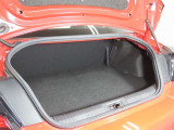 スポーツカーでも日常使いには、十分な積載容量のあるトランクスペースです!更にたくさんの荷物や長めの荷物を積みたい時は、リヤシートのシートバックを倒してトランクスペースの積載容量UPで対応できます!